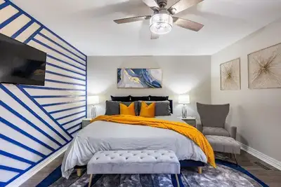 Image de The Blissful Hideaway w/ large backyard, jacuzzi and two connecting decks