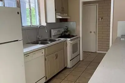 Image de Three Bedrooms And A Possible Fourth, Inclosed Patio, Nice Size Back Yard.