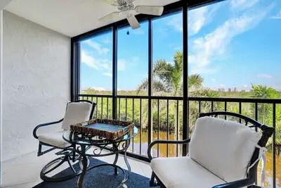 Image de Bright and sunny beach retreat close to the ocean, restaurants & more