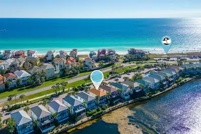 Image de Waterfront Villa. . . . . . Just steps from the beach. This is a must see New Listing!