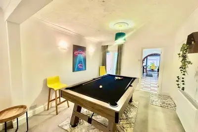 Image de 6 Bedroom House-Sleeps 12-Big Discount Long Stays!
