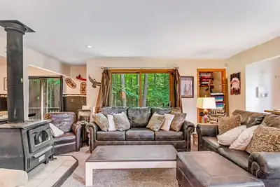 Image de Dog-friendly lakefront home with kayaks, bikes, dock, & W/D