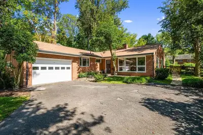 Image de Renovated Bright Oasis w/ Garage and Yard! 20 minutes to Dc and Famous Landmarks