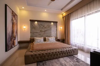 Image de 5-Bedroom Luxury Home by Homrise