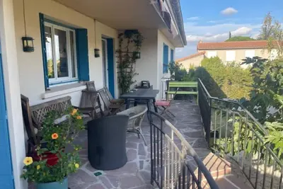 Image de grande maison de ville calme: piscine, jardin, terrain de boule, salle de jeux