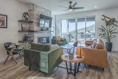 Image de Brand new modern home with media room, A/C, garage for bike storage, laundry.