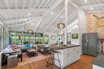 Image de 3br Loft Beach Bungalow w/ Bikes & Pickleball gear