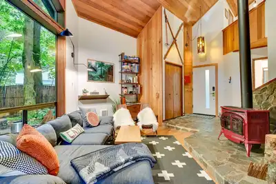Image de Rhododendron Creekside Cabin w\/ Hot Tub & Fire Pit