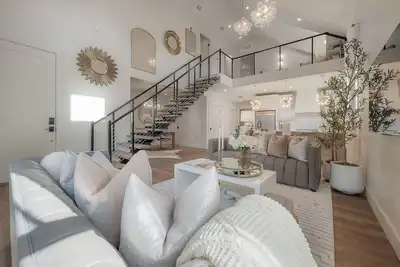 Image de 4 blocks to The Riverwalk Luxe 3br 3ba with Tropical Courtyard & Balcony