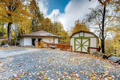 Image de Updated retreat next to the slopes with resort amenities, fireplace, and grill