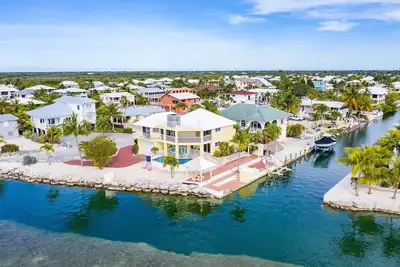 Image de Beautiful Open-Water Property