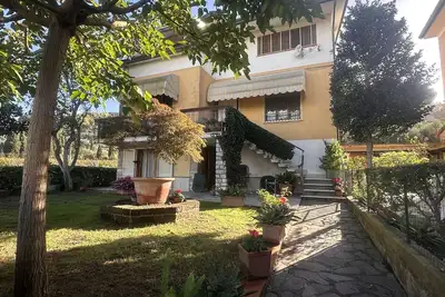 Appartamento Raffaello in riva al lago con giardino e piscina