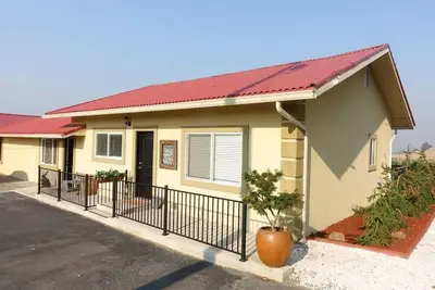 Image de Two cottages with king bed bedrooms, dining area and full kitchen.