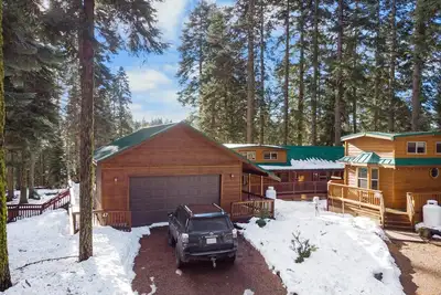 Image de 2 bedroom cabin plus loft, huge deck, lodge-style furnishings.