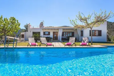 Attractive Villa, Private Pool, Superb Views of Puig de Maria & Pollenca, 20mins walk to Main Square