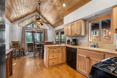 Image de 2 cabins with 4 bedrooms, hot tubs, dining room and full kitchen.
