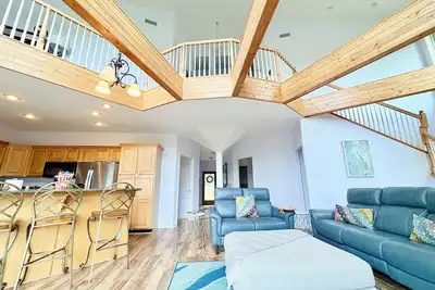 Image de Breathtaking mountain views-4king en suites, bunk rm, sauna, air hockey, Mancave!