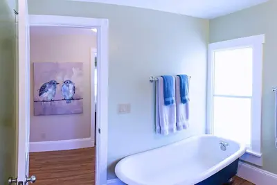 Image de Spacious 2 bedroom historic home with two king beds and kitchenette.