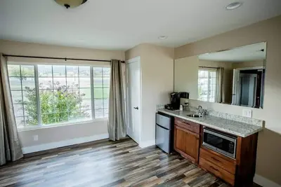 Image de 1 bedroom with a king-size bed, one bathroom, and kitchenette.
