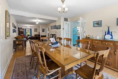 Image de 2 units with 6 bedrooms, 6 bathrooms, a kitchen and large dining area.
