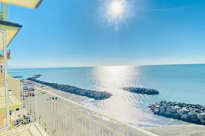 Image de Seaview Balcony Apartment - 5mt Dalla Spiaggia! x6