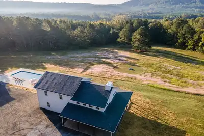 Image de New! 15 Acre Group Retreat Video Tour-Full Size Pool, Hot Tub, Sauna, Sleeps 12+