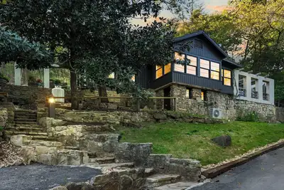 Image de Historic Charm, Close to Downtown Hollister, Romantic Getaway with Free Daily Tickets