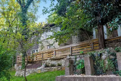 Image de Stunning Historic Home-Stone Wine Room-Romantic Outdoor Space-Free Tix-Close to Downtown Hollister