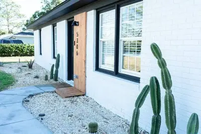 Image de Sunset Villa by PoshStMgmt ~ 3 Miles to Uncw ~ Close to Beach & Downtown