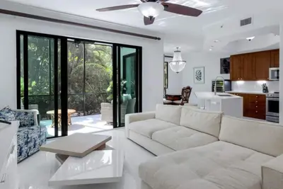 Image de Renovated, 2pm check-in, 1 1am check-out, private 1st floor, close to 5th ave&beach