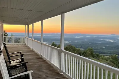 Image de Misty Mountain: Breathtaking views, peaceful moments, and fun with loved ones.