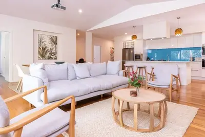 Image de Kailani Spacious and Stylish at Smith's Lake
