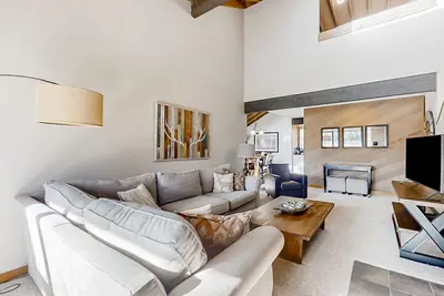 Image de Updated home golf course view, pool, & tennis - wood fireplace, grill, and deck