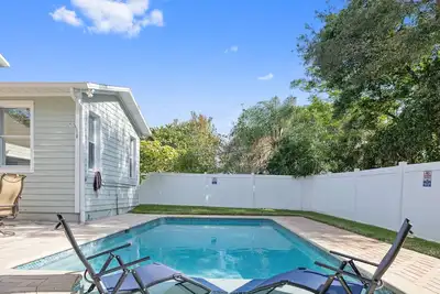 Image de Palm Harbor Retreat! Heated Pool, Game Room, Bikes, Kayaks & Near Beaches – Perfect Family Getaways!