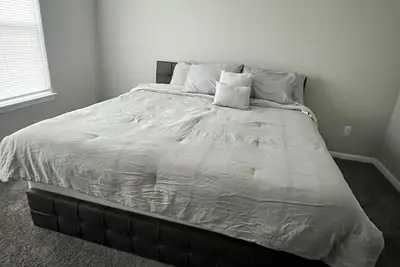 Image de Cozy clean brand new 4 bedroom 2. 5 bath 2car garage! ! !