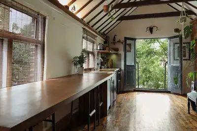 Image de 1880s Coach House – Pet‑Friendly & Off-Road Parking