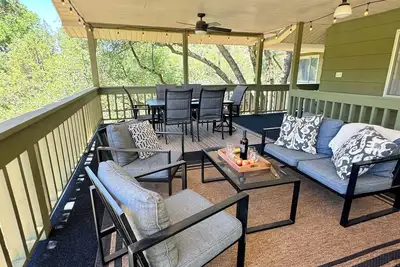 The River House: treehouse vibes and stylish comfort!