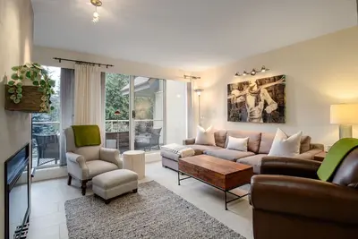 Image de 3br + Den | Gleneagle | Private Patio w/ Bbq | King Bed | Heated Flooring | Parking