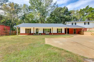 Image de Rural Retreat w/ Covered Porch Near Jackson