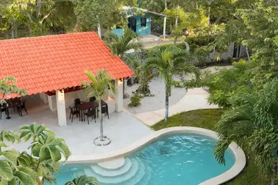Image de Modern Comfort Meets Tranquil Luxury: Stylish 1-Bedroom Condo with swimming pool