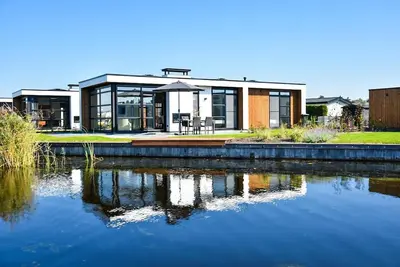Image de These luxurious, nice, and detached vacation villas for 4 people all have a unique view of the water. The luxurious villa offers lots of privacy, a high comfort level, and has a spacious, hardwood outdoor deck. All ingredients to enjoy an amazing tim