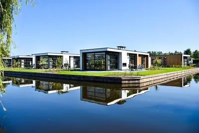 Image de These luxurious, nice, and detached vacation villas for 6 people have a unique view of the water. The luxurious villas offer a lot of privacy, a high standard of comfort, and have a spacious, hardwood outdoor deck. All ingredients to enjoy an amazing