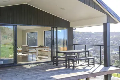Grampians Views Nelson: 4 Bedrooms, 3 Baths, Sun & City Proximity!