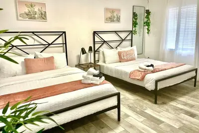 Image de Affordable studio with 2 queen beds in a shared complex. Enjoy a pool, Bbq area, game zone, and more