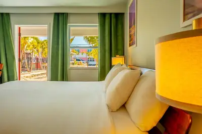 2102 · 3 Min Walk -> Beach / Heated Pool / Free Parking