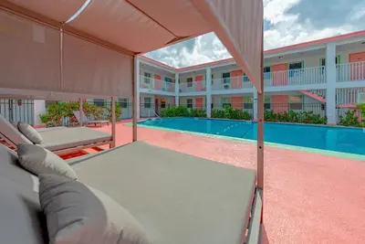 2201 · 3 Min Walk -> Beach / Heated Pool / Free Parking