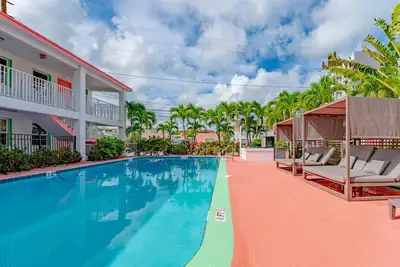 2103 · 3 Min Walk -> Beach / Heated Pool / Free Parking