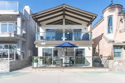 Image de Large duplex right at the Balboa Pier!