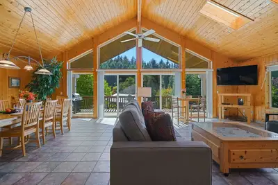Image de Captain's Hideaway-Relax in this Lodge like home nestled in the trees.