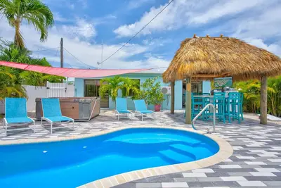 Image de Pool, Spa, 50’ Dock, Game Room & Tiki Hut!